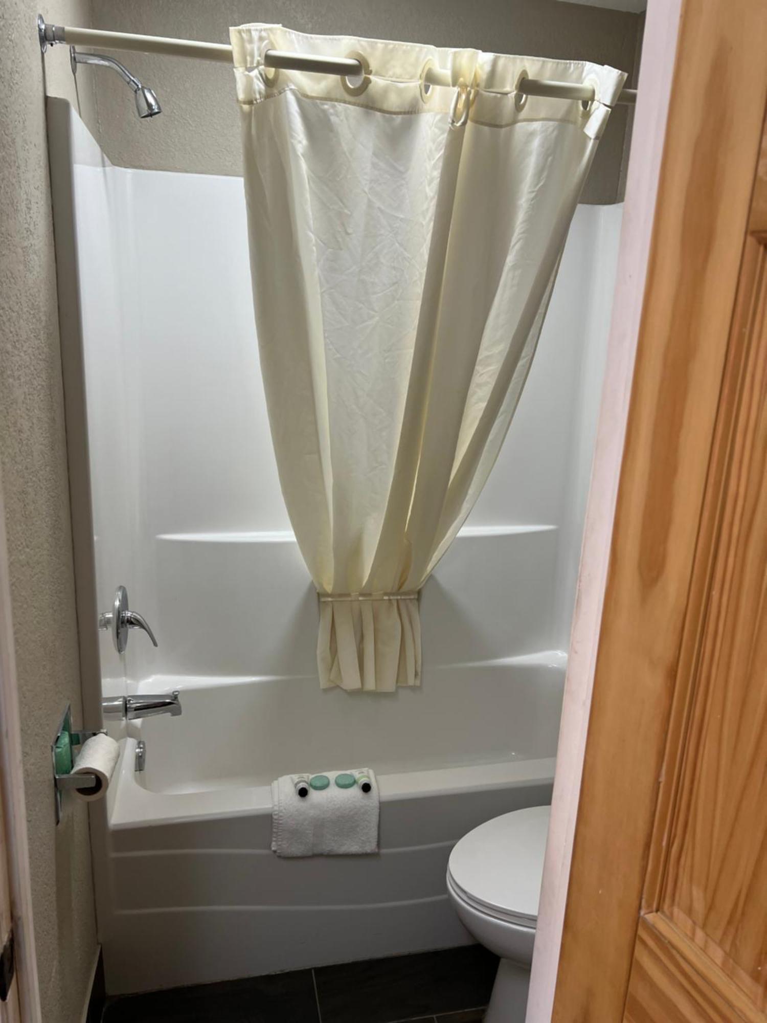 Westbridge Inn And Suites Centerville Extérieur photo