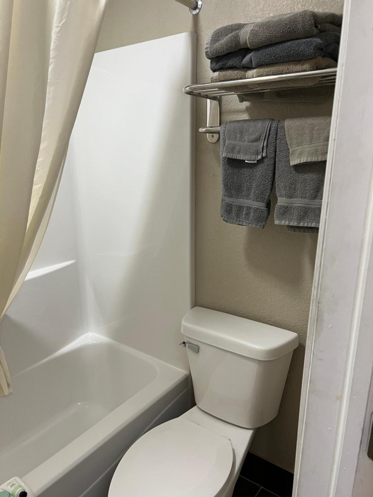 Westbridge Inn And Suites Centerville Extérieur photo