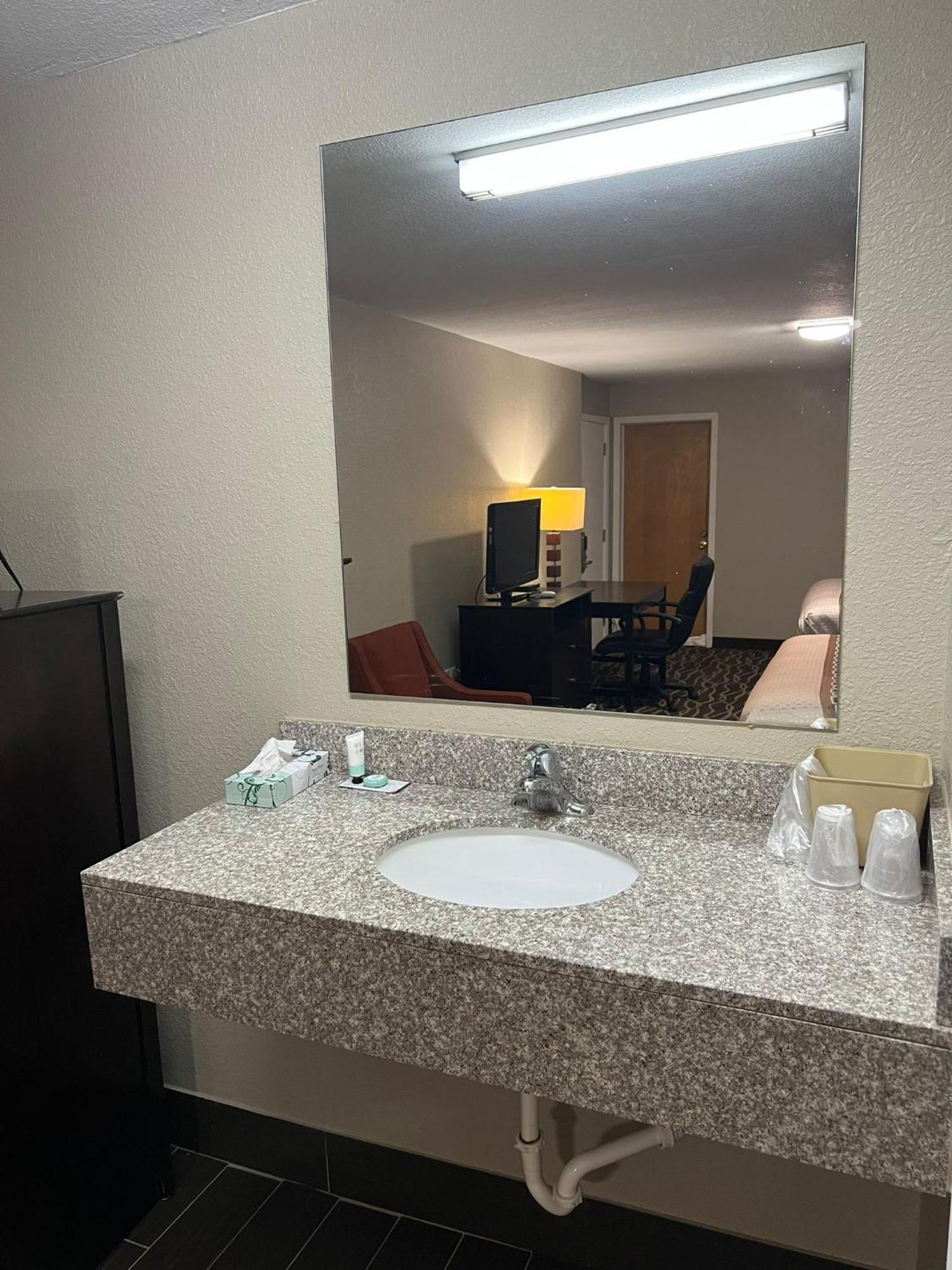 Westbridge Inn And Suites Centerville Extérieur photo